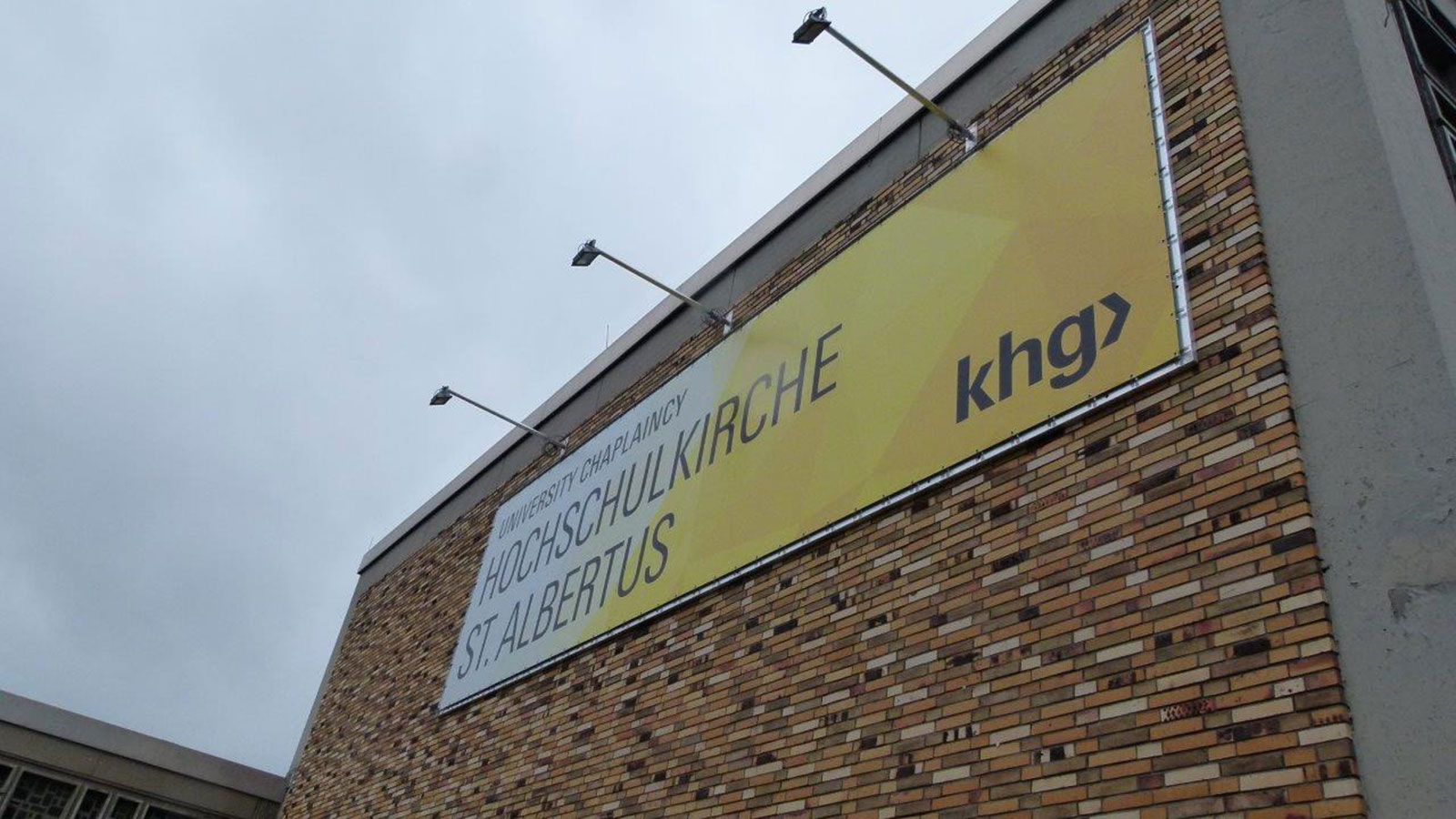 Fassadenbanner Mainz Hochschulkirche – Bannerrahmen von Lorenz Werbung