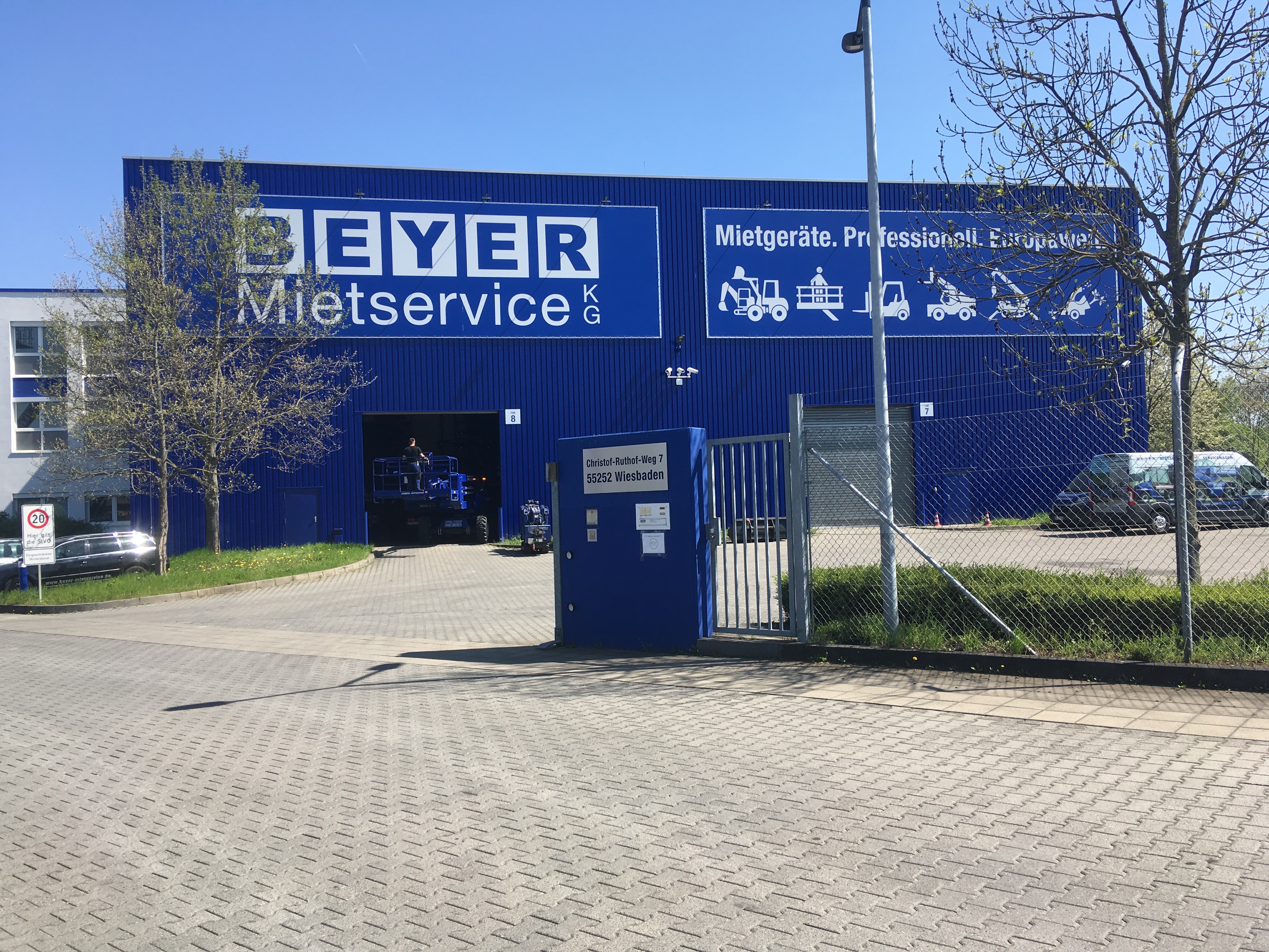 Fassadenbanner und 3D-Buchstaben von Lorenz Werbung Mainz
