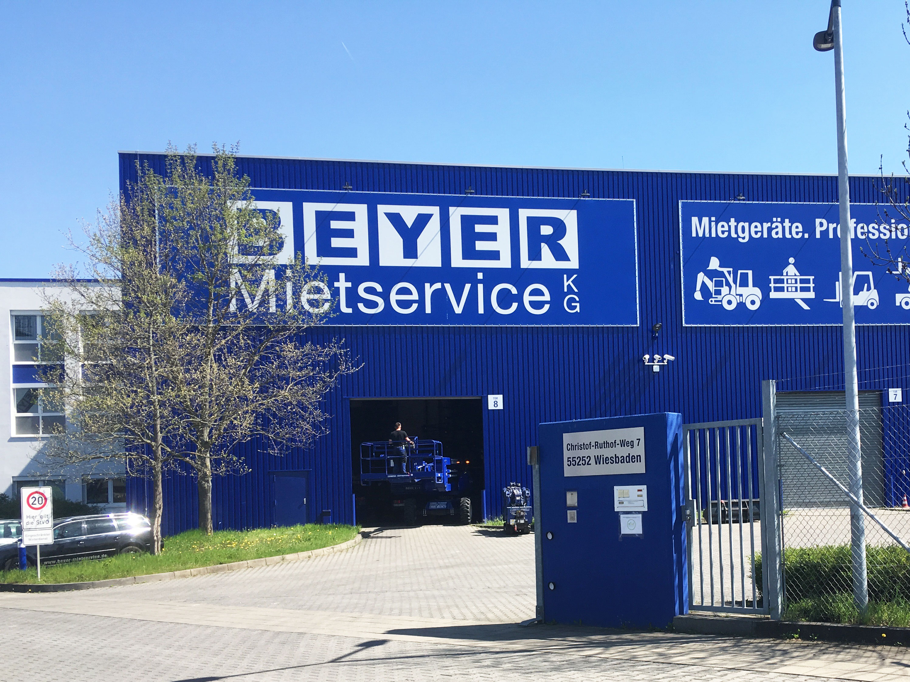 Beyer Immobilien – Fassadenbanner und 3D-Buchstaben
