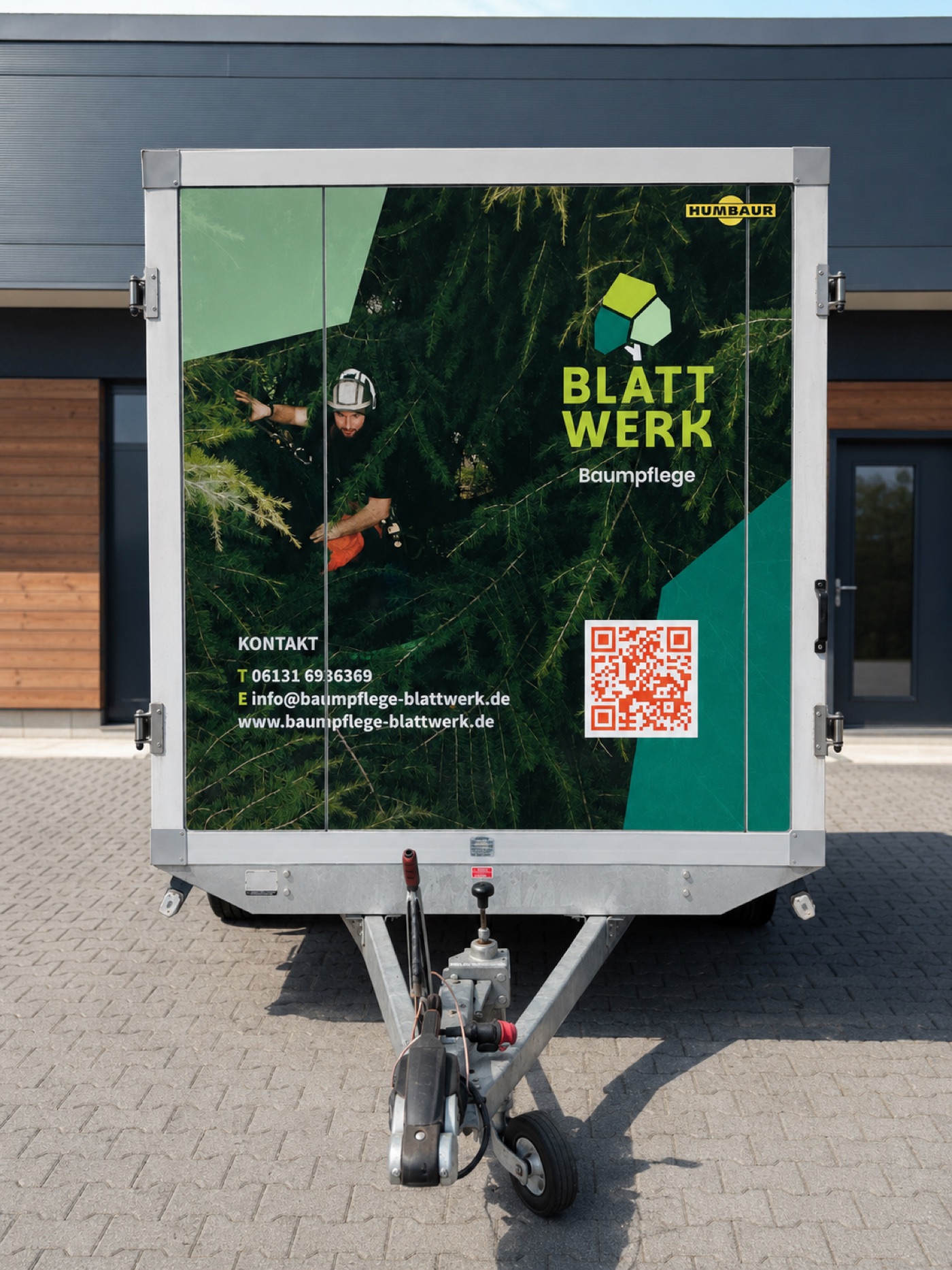 Blattwerk Anhängerfolierung – Frontansicht mit Logo und QR-Code