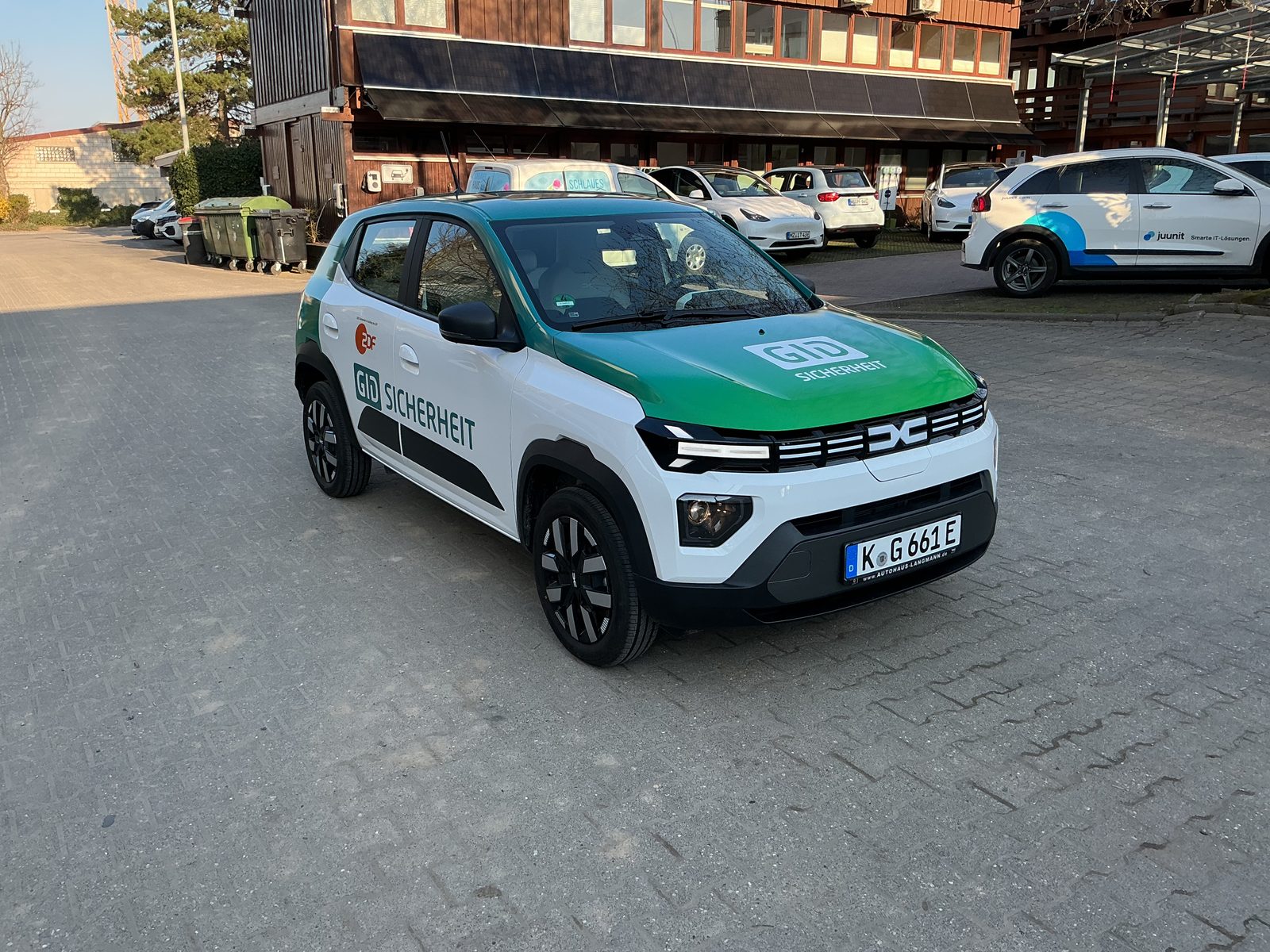 GID Sicherheit Dacia Spring – Frontansicht, Fahrzeugfolierung Mainz