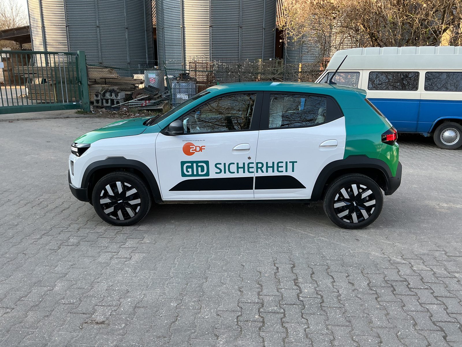GID Sicherheit Dacia Spring – linke Seite, Teilfolierung grün/weiß