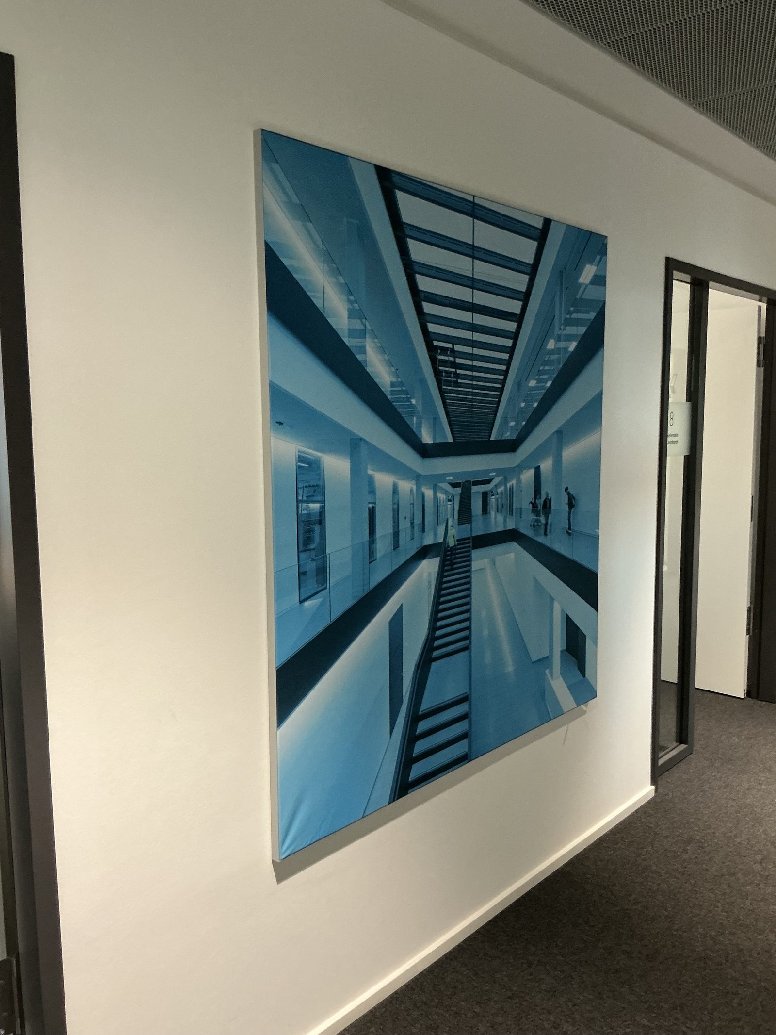 KREBS+KIEFER Kederrahmen – Textilbild blaue Atriumperspektive