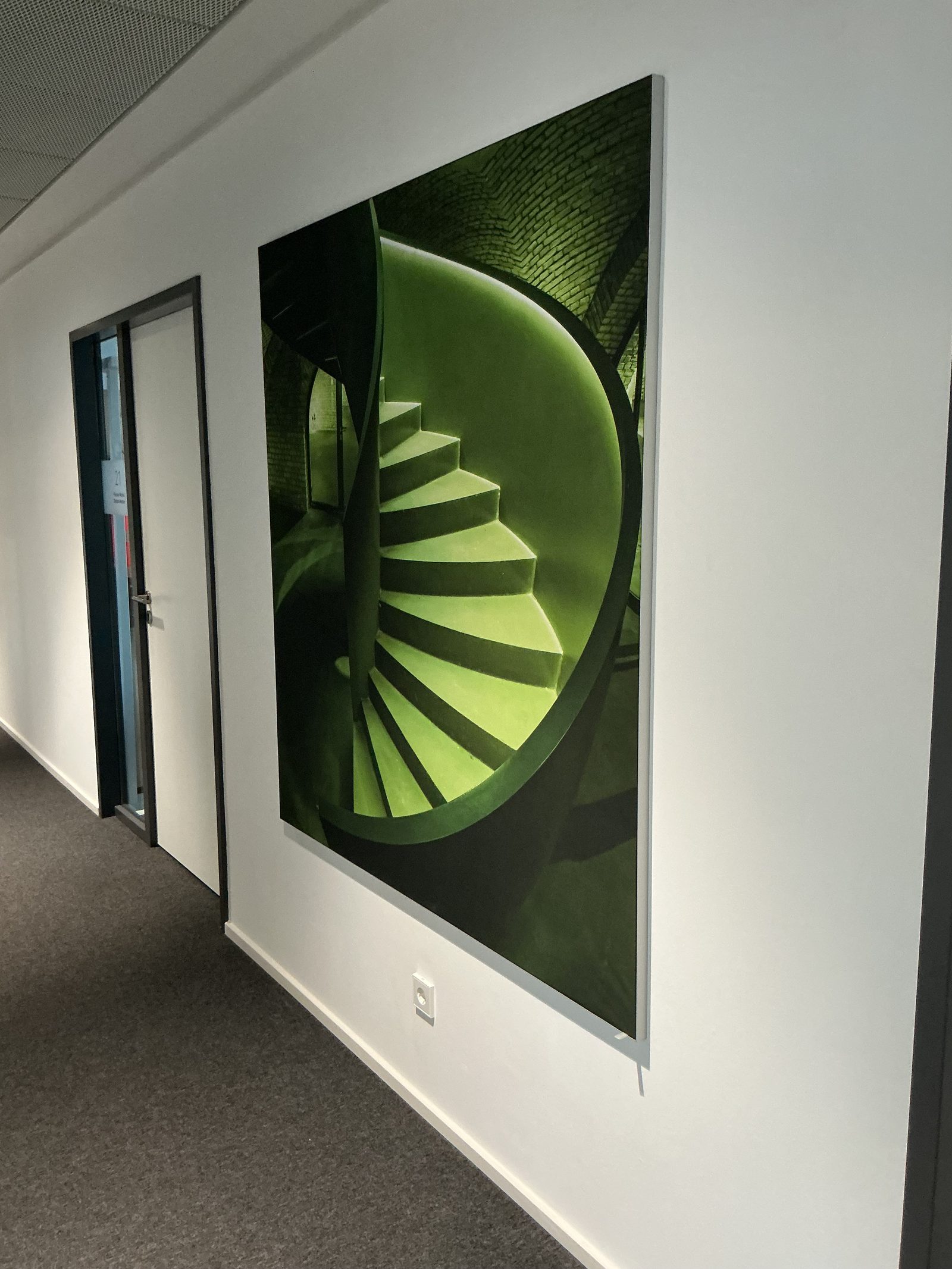 KREBS+KIEFER Kederrahmen – Textilbild grüne Spiraltreppe