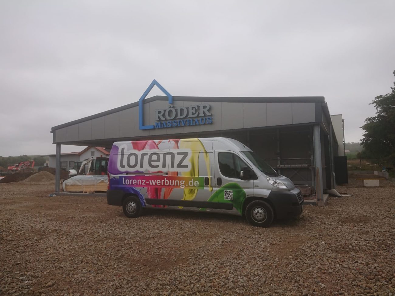Röder Massivhaus – Fassadenlogo Acryl und Edelstahl