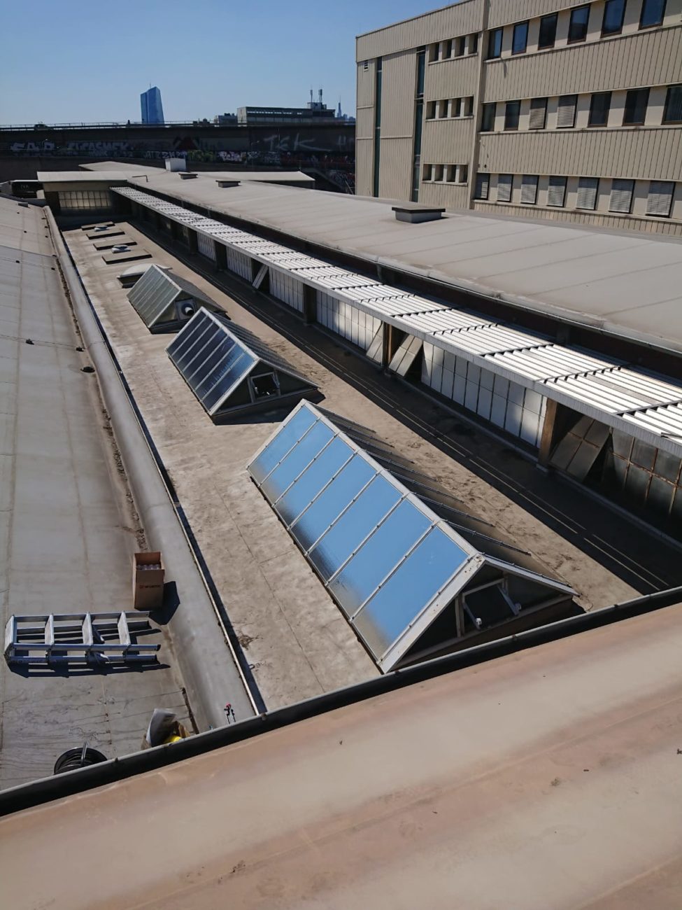 Sonnenschutzfolie Industriegebäude – Dachfenster Wärmeschutz