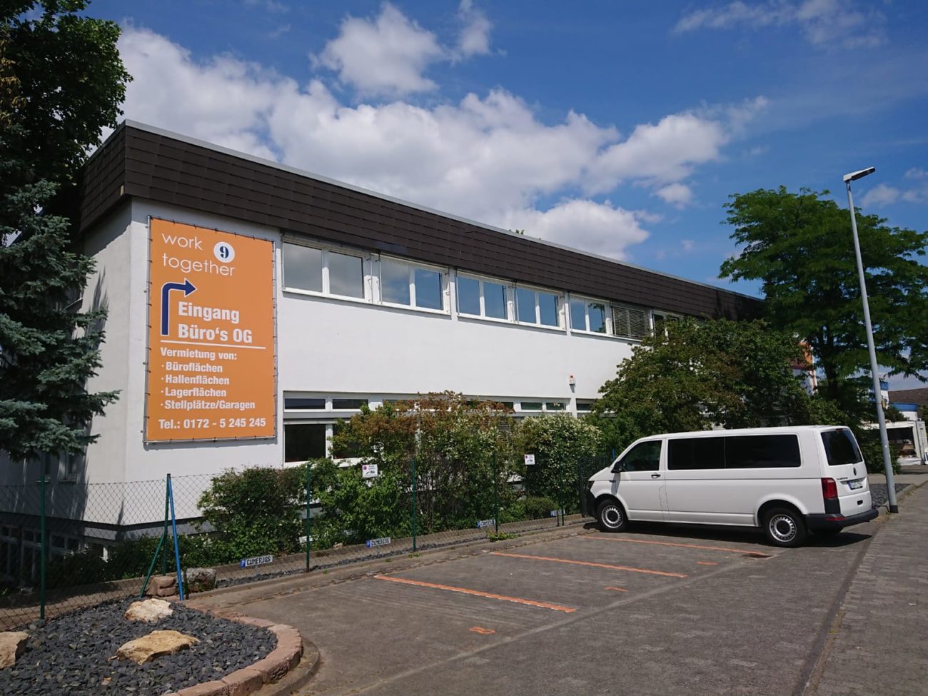 Sonnenschutzfolie Büro Wiesbaden – Montage durch Lorenz Werbung